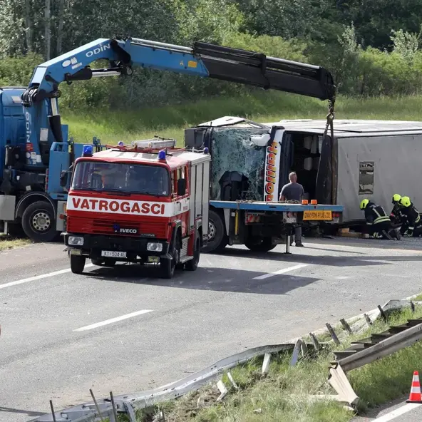Obrat oko sudara Golfa i autobusa. 'Srne nije bilo, auto je udario u ogradu'
