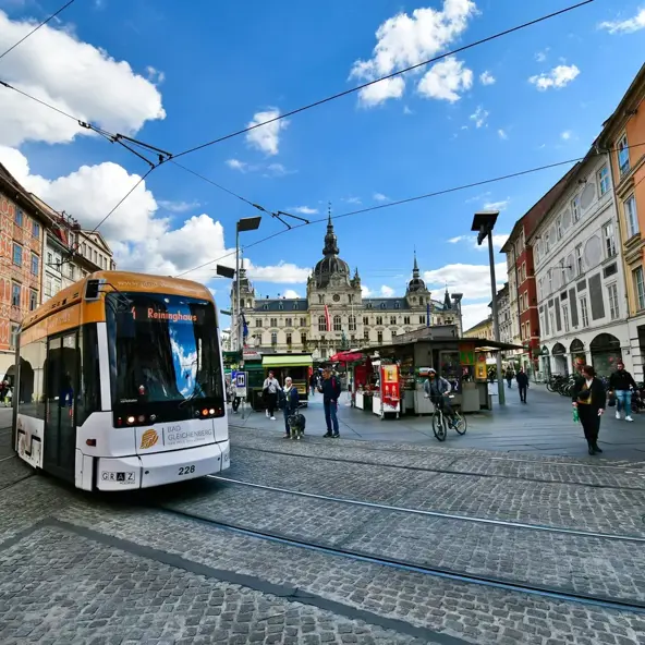 Na Hrvata u Grazu naletio tramvaj, ostao je priklješten. Bore mu se za život