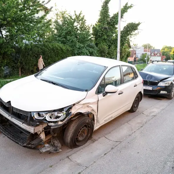 Vozačica udarila u tri parkirana automobila pa završila na krovu