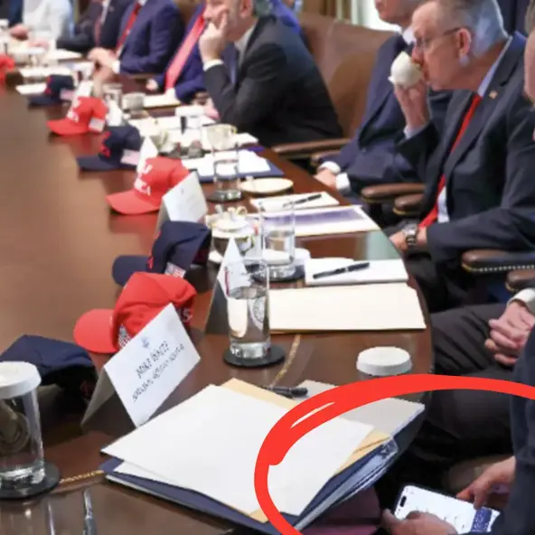 Snimljeno što je Mike Waltz radio pod stolom dan prije otkaza u Bijeloj kući