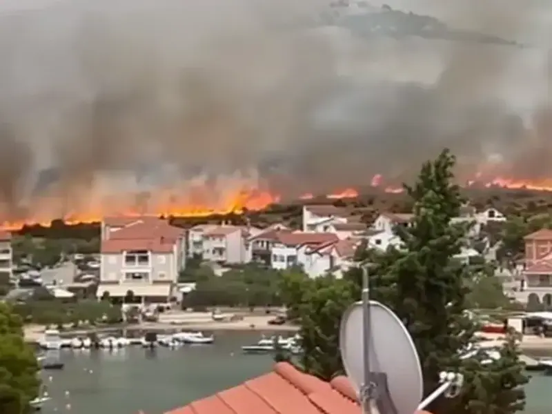 Buktinja u Dalmaciji: Vatrogasci se bore s požarom kod Jasenova