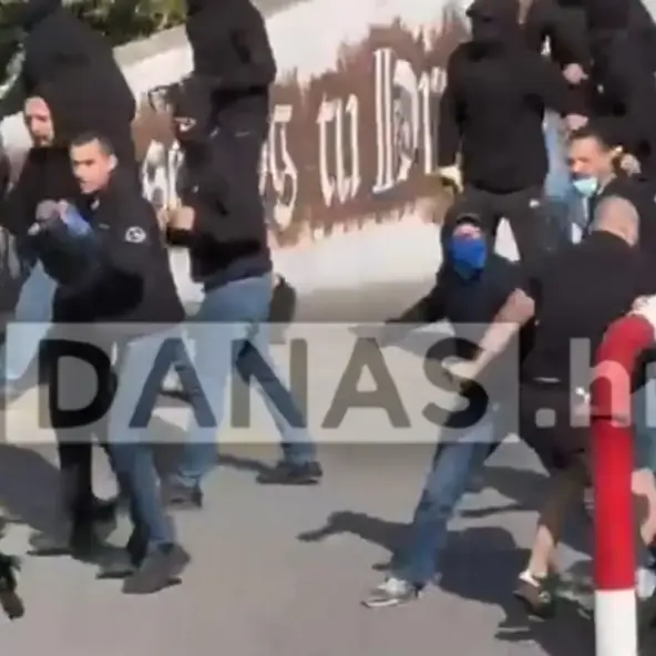 Snimka tučnjave navijača na Pujankama u Splitu