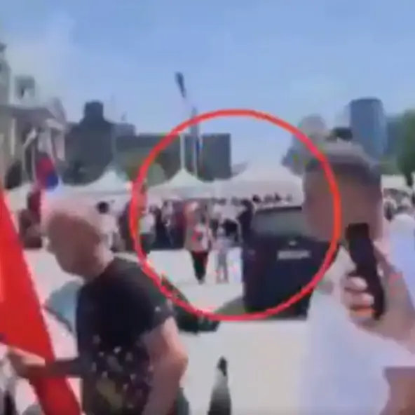 Vučićev čovjek i bivša rukometna zvijezda Vladimir Mandić udara studenta u Beogradu