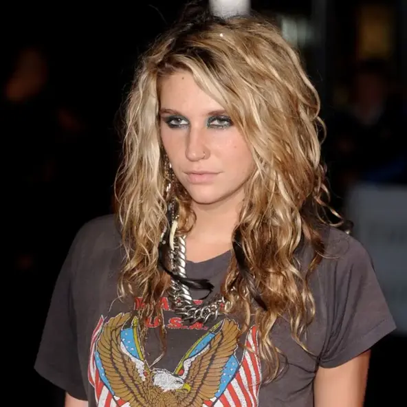 Kesha šokirala prolaznike. U dječjim kolicima šetala mačku