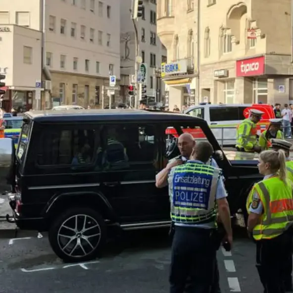 Mercedesom uletio u grupu ljudi u Stuttgartu i teško ih ozlijedio