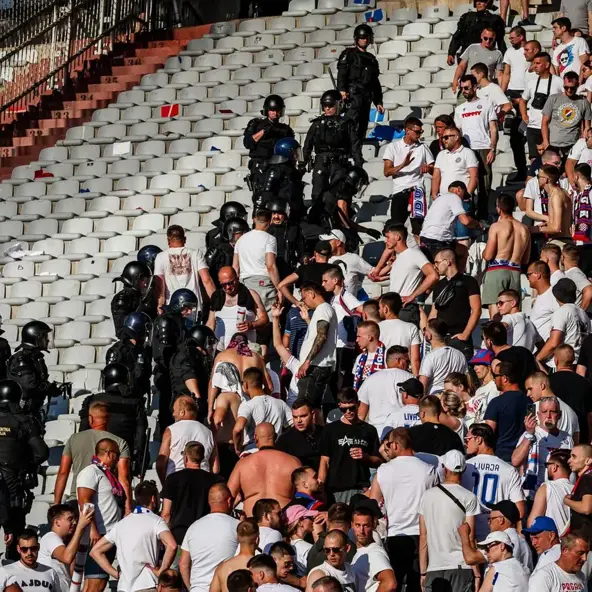 Intervencija policije za vrijeme utakmice Hajduk-Dinamo