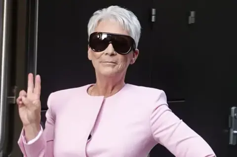 Jamie Lee Curtis hrabro kombinira boje – Barbie odijelo i narančasta suknja pun su pogodak