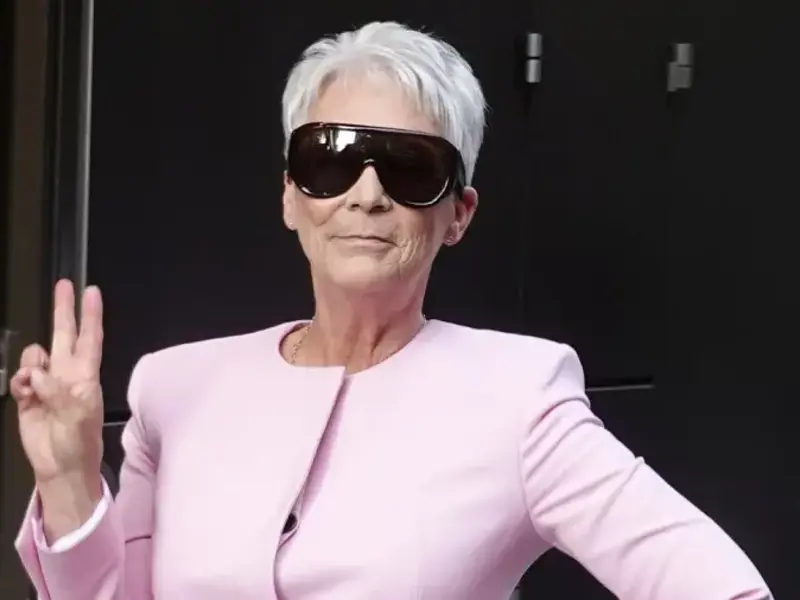 Jamie Lee Curtis hrabro kombinira boje – Barbie odijelo i narančasta suknja pun su pogodak