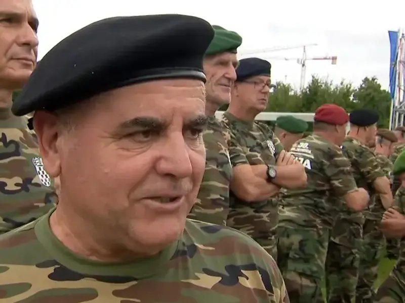 Čekajući mimohod branitelji se prisjetili Oluje: 'Prekrižiš se, zagrliš suborca i nema nazad'