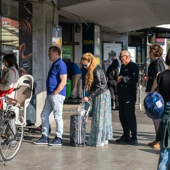 Građani nestrpljivo na Praznik rada čekaju ispred Dubravice na Autobusnom kolodvoru