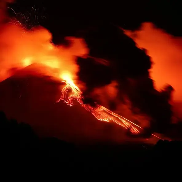 Etna opet eruptirala, lava šikljala 2500 metara u zrak