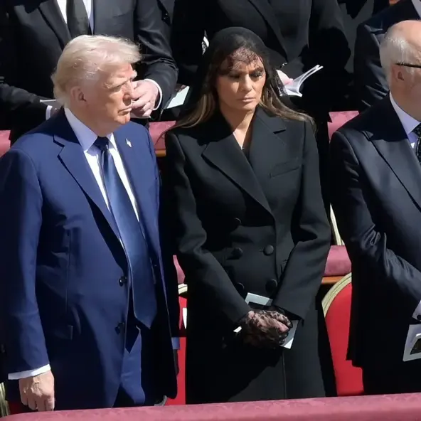 Bijela kuća objavila fotografiju Donalda Trumpa obučen u papu